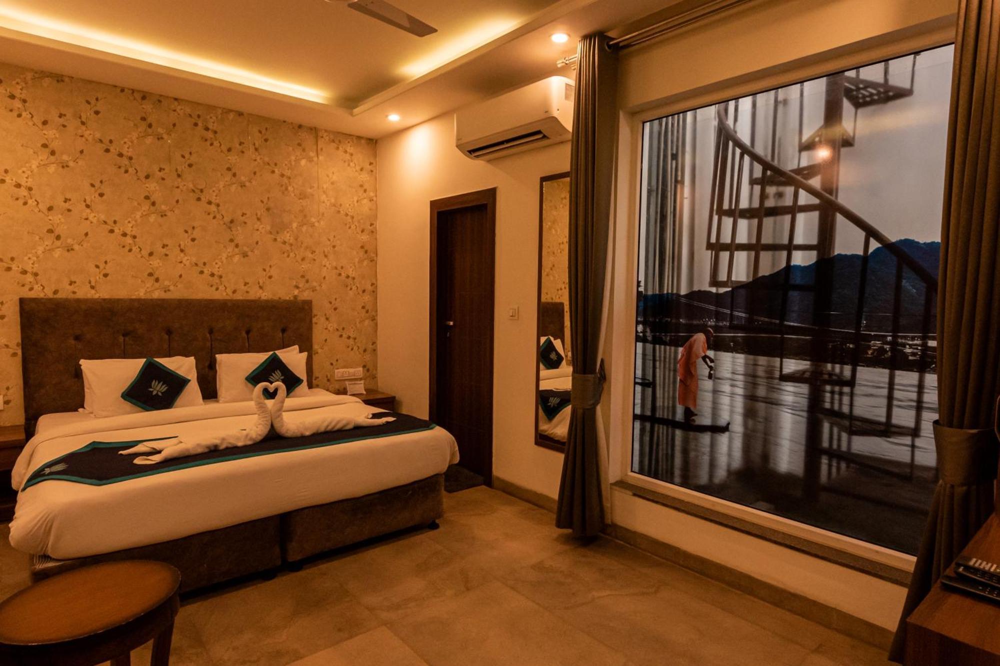 Holywater Hotel By Ganga Kinare #150 Mts From Ganga Ghat Rishīkesh 外观 照片